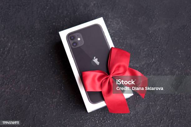 Una Caja De Nuevo Negro Apple Iphone 11 Con Lazo Rojo Como Un Regalo Sobre Fondo Negro Foto de stock y más banco de imágenes de Caja