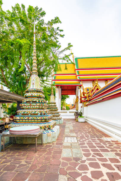 templo wat pho en la ciudad de bangkok, tailandia. vista de pagoda y estupa en el famoso templo antiguo. edificios religiosos de estilo budismo cerca del gran palacio. estilo oriental y asiático, famoso objetivo turístico - wat pho fotografías e imágenes de stock