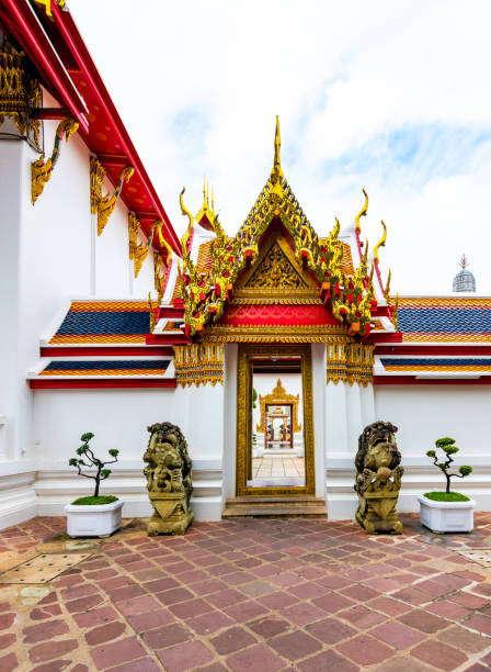 templo wat pho en la ciudad de bangkok, tailandia. vista de pagoda y estupa en el famoso templo antiguo. edificios religiosos de estilo budismo cerca del gran palacio. estilo oriental y asiático, famoso objetivo turístico - wat pho fotografías e imágenes de stock