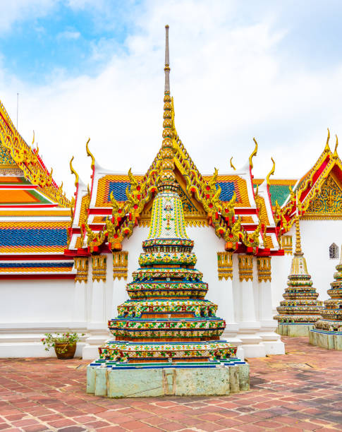 templo wat pho en la ciudad de bangkok, tailandia. vista de pagoda y estupa en el famoso templo antiguo. edificios religiosos de estilo budismo cerca del gran palacio. estilo oriental y asiático, famoso objetivo turístico - wat pho fotografías e imágenes de stock