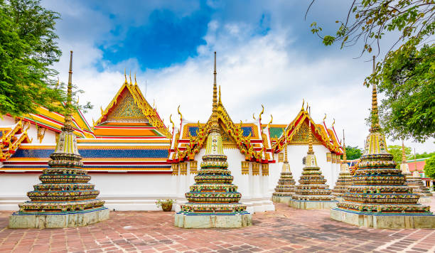 templo wat pho en la ciudad de bangkok, tailandia. vista de pagoda y estupa en el famoso templo antiguo. edificios religiosos de estilo budismo cerca del gran palacio. estilo oriental y asiático, famoso objetivo turístico - wat pho fotografías e imágenes de stock