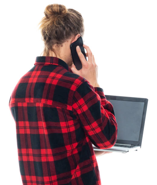 Rear view / back / one man only / one person / waist up / portrait of 20-29 years old adult handsome people blond hair caucasian male / young men standing wearing lumberjack shirt / plaid shirt / button down shirt / shirt / pants who is talking who is working and holding mobile phone / using smart phone / laptop / computer vista trasera / espalda / un hombre solamente / una persona / cintura para arriba / retrato de 20-29 años de edad adulto guapo personas rubia saltacaus hombres / hombres jóvenes de pie usando camisa leñador / camisa a cuadros / camisa de botón hacia ab