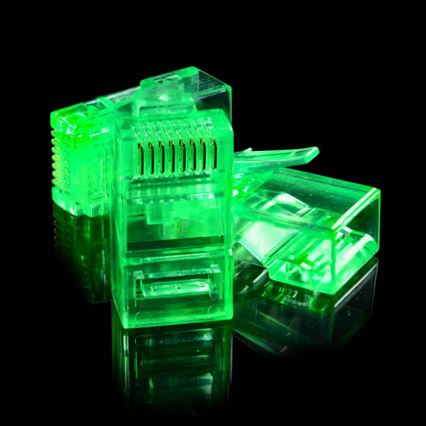 コネクタrj-45。ネットワークとインターネット用の 3 つのネオングリーン透明コネクタ rj45。反射で黒い背景に分離されたクローズアップマクロ。 - cable network server network connection plug green ストックフォトと画像