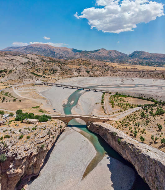 aerial view of the severan bridge, cendere koprusu is a late roman bridge, close to nemrut dagi and adiyaman, turkey. - nemrud dagh mountain turkey history imagens e fotografias de stock