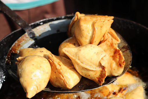 Recién cocinado indio popular famosos snacks Samosa photo