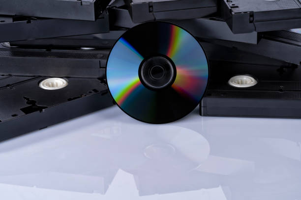 ビデオテープの前にdvd、白で隔離 - playing dvd cd rom equipment ストックフォトと画像