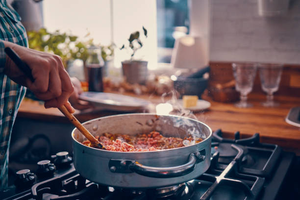 準備の自家製スパゲッティ ボロネーゼ - tomato sauce domestic kitchen meat cheese ストックフォトと画像