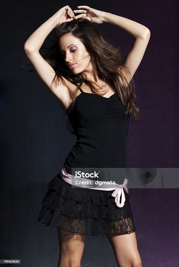 若い少女ダンスディスコでます。ブルーとパープルの背景。 - 1人のロイヤリティフリーストックフォト