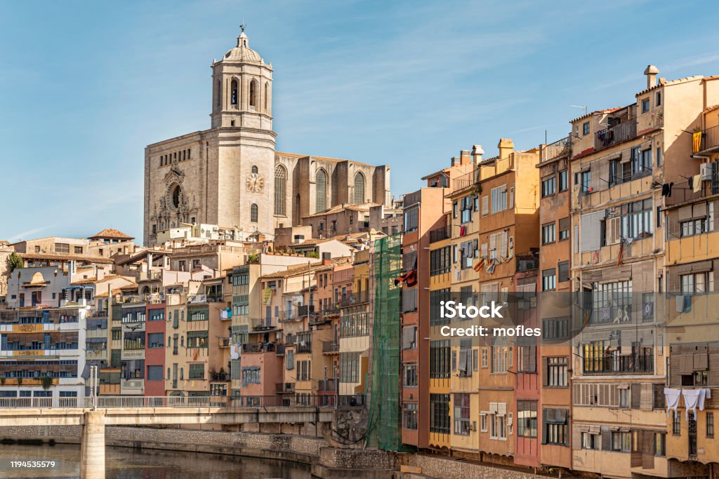 Cathédrale de Gérone au-dessus de la rivière Onyar. - Photo de Province de Gérone libre de droits