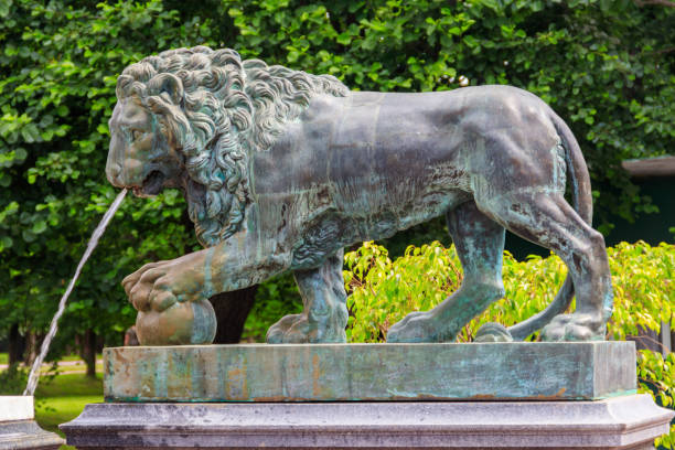 statue en bronze de lion. fragment de cascade de lion de fontaine dans le parc inférieur de peterhof à saint-pétersbourg, russie - macro column marble luxury photos et images de collection