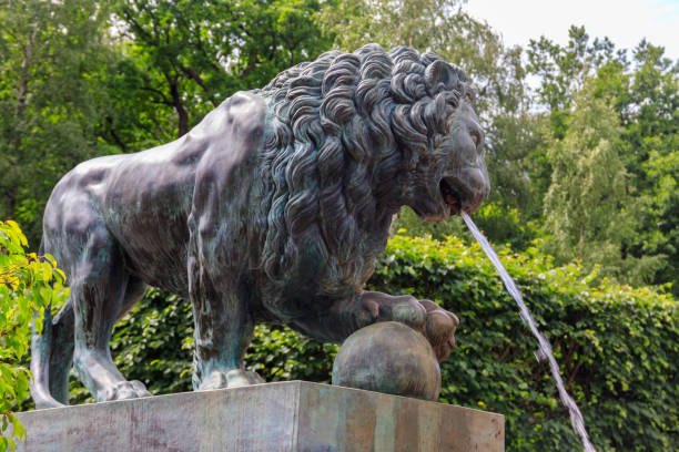 statue en bronze de lion. fragment de cascade de lion de fontaine dans le parc inférieur de peterhof à saint-pétersbourg, russie - macro column marble luxury photos et images de collection