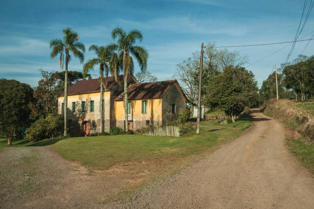 country house alongside road near bento gonçalves - southern charm imagens e fotografias de stock