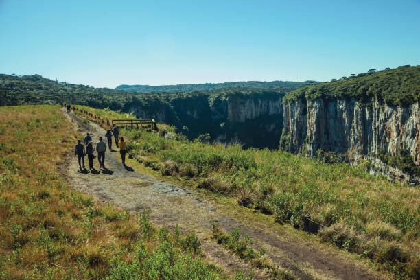 persone su sentiero sterrato al canyon itaimbezinho - canyon plateau large majestic foto e immagini stock