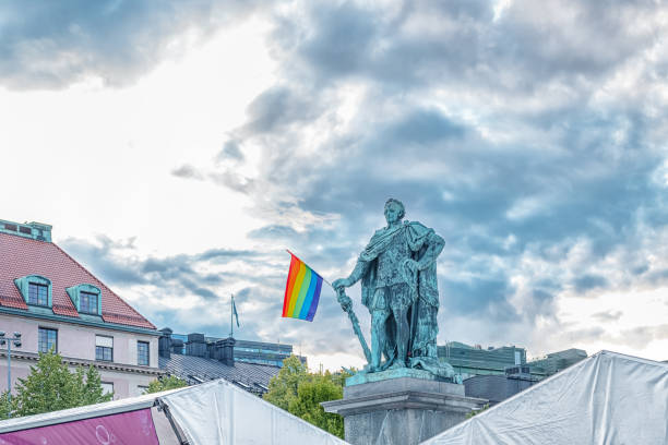 monumento a carlos xiii con bandera arco iris en los brazos durante el mes del orgullo gay - sweden nobody building exterior architectural feature fotografías e imágenes de stock