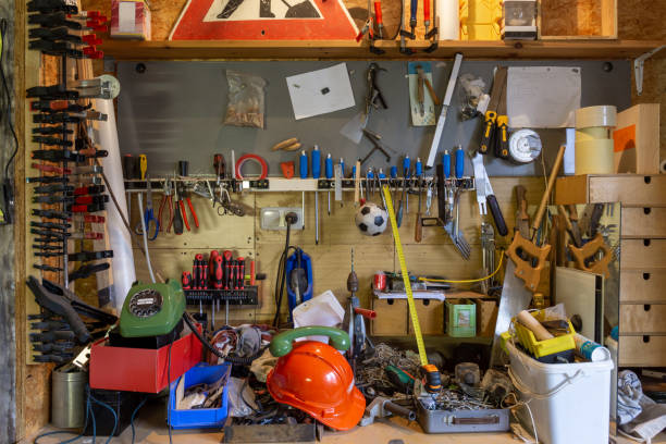 mess und werkzeuge in unordnung in einem arbeitsraum. - werkbank fotos stock-fotos und bilder
