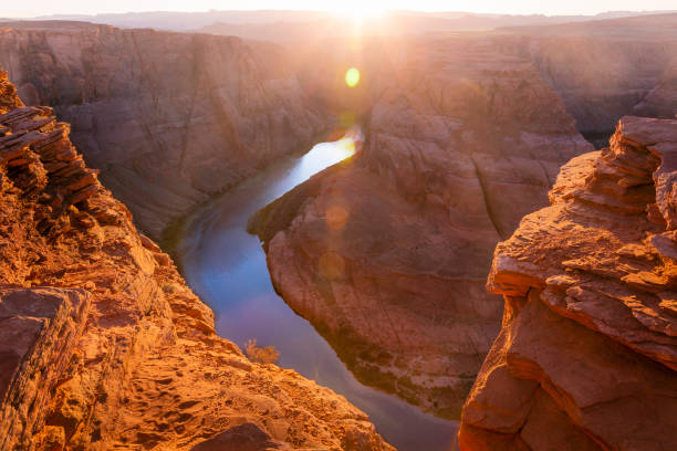 horseshoe bend und colorado river bei sonnenuntergang – page, arizona – usa, amerika - majestic mountain river horseshoe bend stock-fotos und bilder