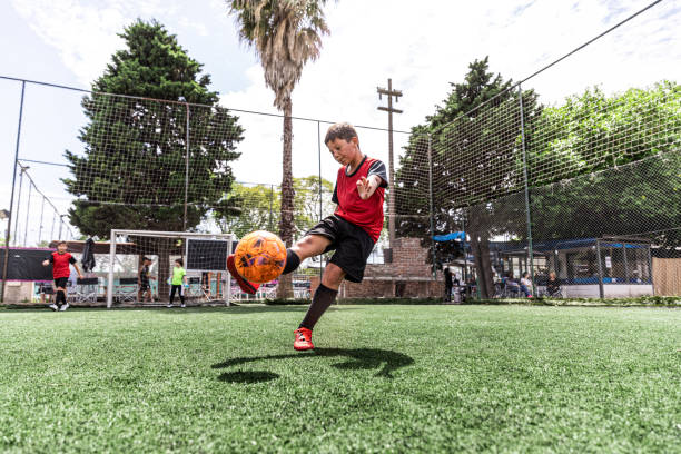 молодой мальчик игрок подготовки ногами штрафные удары - goalie soccer soccer player teenage boys стоковые фото и изображения