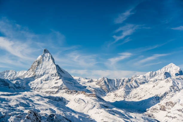 vista de invierno de matterhorn mountain - alpes europeos fotografías e imágenes de stock