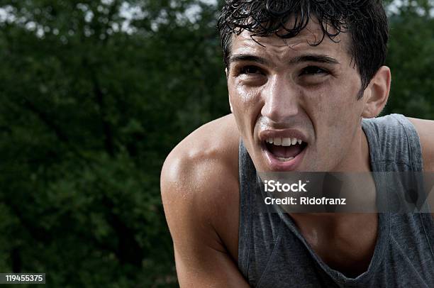 Esgotada Runner Tomar A Respiração - Fotografias de stock e mais imagens de Suor - Suor, Adolescente, Esforço