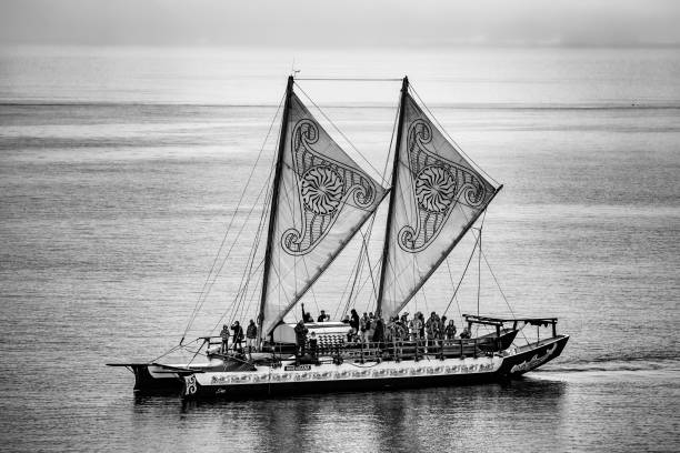 barco maorí tradicional - polynesian culture fotografías e imágenes de stock
