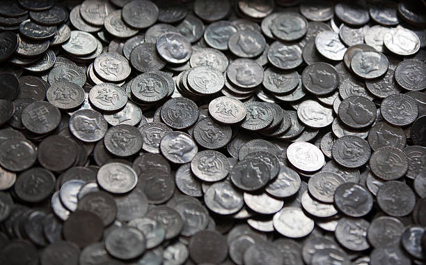 большую кучу монет - stack quarter coin us coin стоковые фото и изображения