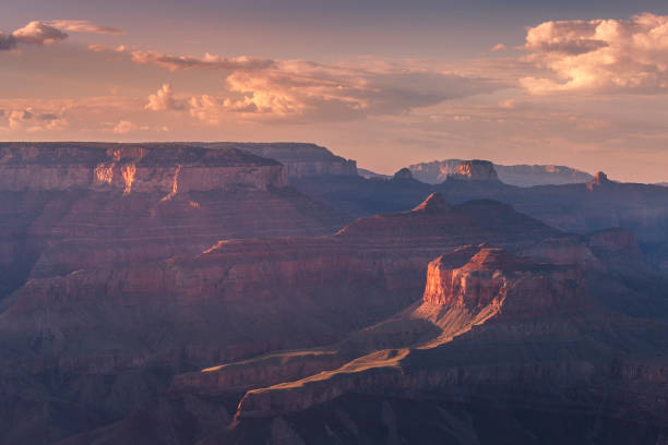 grand canyon bordo sud, paesaggio drammatico al tramonto - arizona, stati uniti - south rim foto e immagini stock