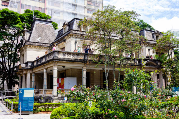 фасад casa das rosas, дом роз в португальском, культурно-литературн�ый центр, локализация на паулиста-авеню - literary стоковые фото и изображения