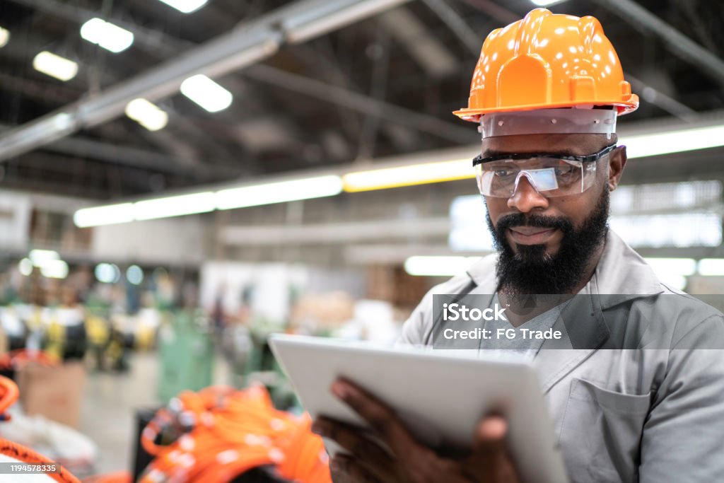 Man working with his digital tablet in the factory - Royalty-free Fabricar Foto de stock
