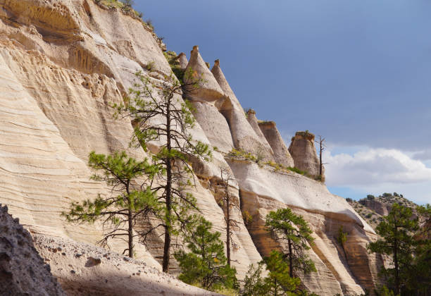 รูปทรงกรวยที่สร้างกําแพงหุบเขาของ tent rocks - jemez ภาพสต็อก ภาพถ่ายและรูปภาพปลอดค่าลิขสิทธิ์