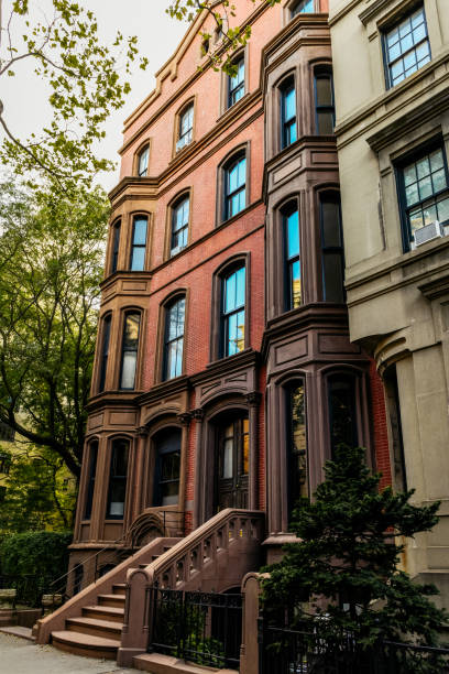 façades en pierre brune - maisons en rangée au coucher du soleil dans un quartier emblématique de brooklyn heights à new york - residential structure house luxury brownstone photos et images de collection