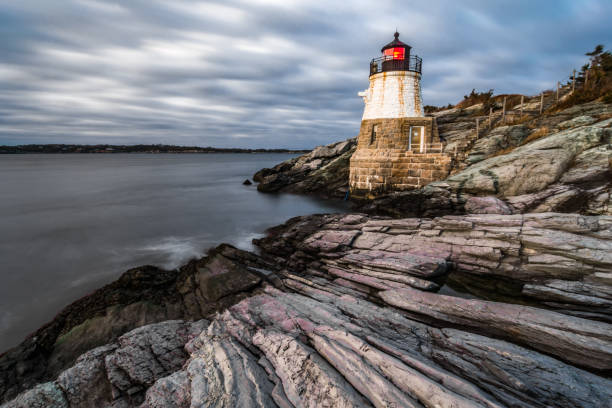 puesta de sol en newport rhode island en el faro de la colina del castillo - england new coastline house fotografías e imágenes de stock