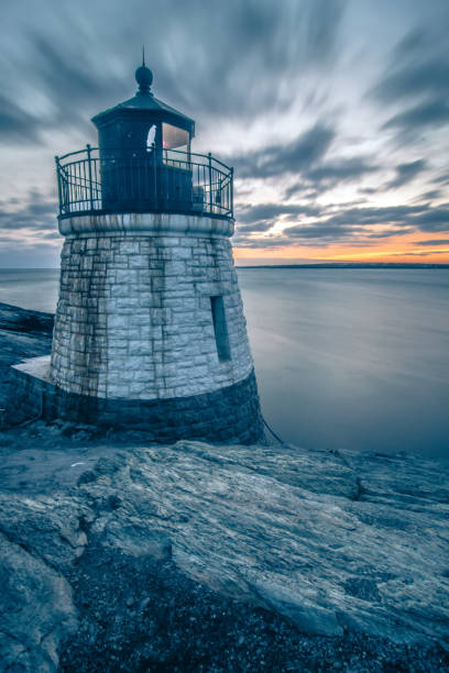 puesta de sol en newport rhode island en el faro de la colina del castillo - england new coastline house fotografías e imágenes de stock