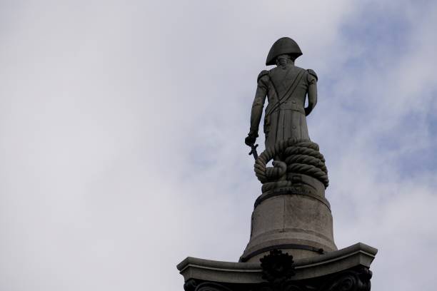 statua in piazza trafalgar - il monumento di nelson foto e immagini stock