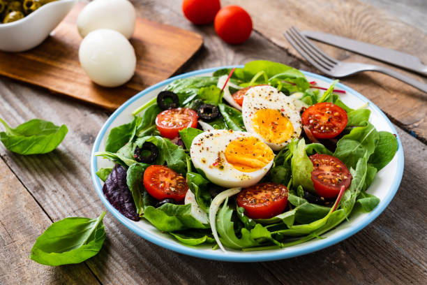 조식 - 삶은 달걀과 채소 - fried egg lettuce vegetable lunch 뉴스 사진 이미지