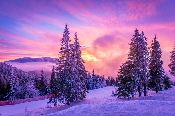zimowy zachód słońca na stokach narciarskich ośrodek w poiana brasov, rumunia, predeal, synaj - sinaia zdjęcia i obrazy z banku zdjęć
