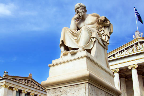 estatua del gran filósofo sócrates fuera del edificio principal de la academia de atenas, en el centro de atenas. - statue history flag sculpture fotografías e imágenes de stock