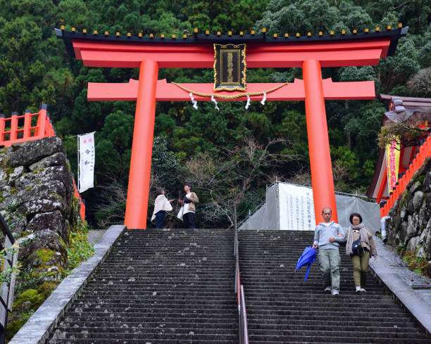 torii a kumano nachi taisha (grande santuario) a wakayama, giappone - kii foto e immagini stock