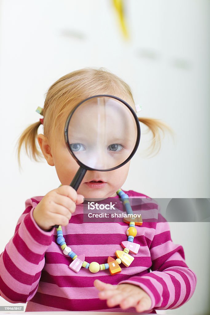 Kleinkind Mädchen Blick durch die Lupe - Lizenzfrei Kleinstkind Stock-Foto