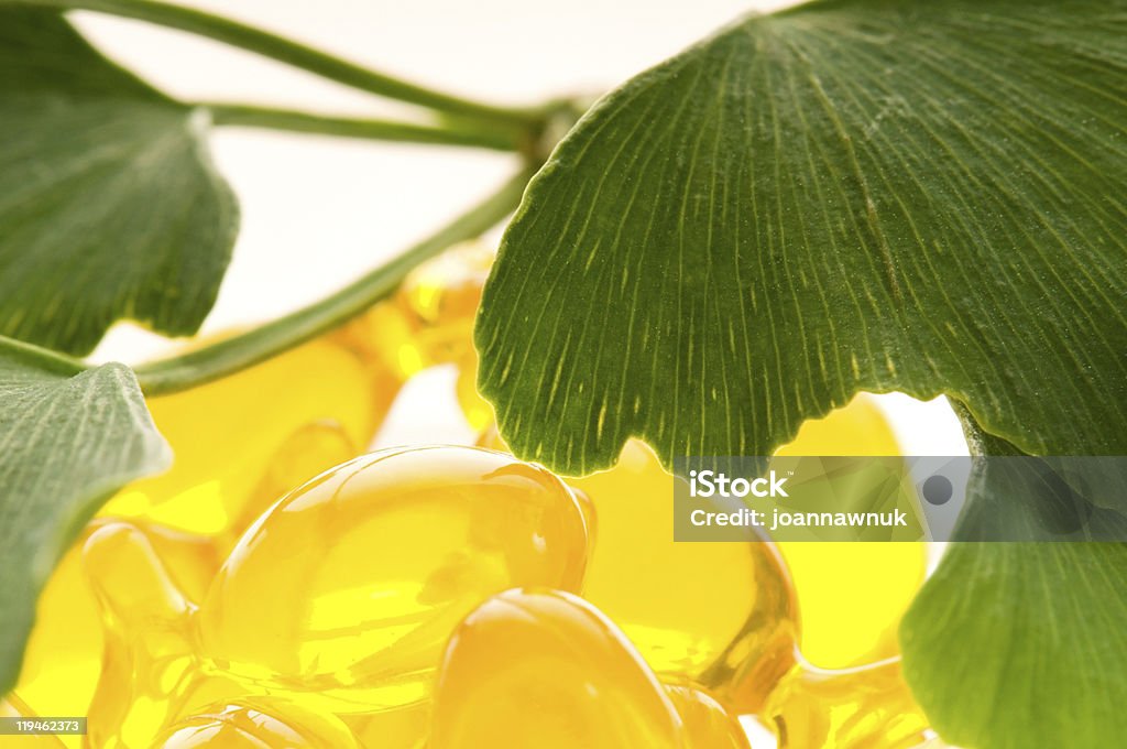 Óleo essencial ginko biloba com folhas frescas-Tratamento de Beleza - Royalty-free Amarelo Foto de stock