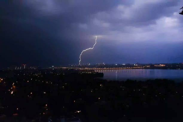 молния во время грозы в небе. природное явление - television tower flash стоковые фото и изображения