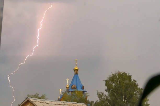 relâmpago durante uma tempestade no céu acima da cúpula e cr - gods rays audio - fotografias e filmes do acervo