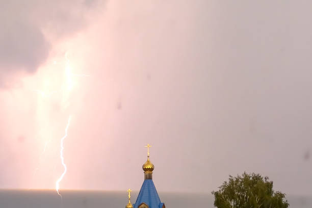молния во время грозы в небе над куполом и кр - television tower flash стоковые фото и изображения