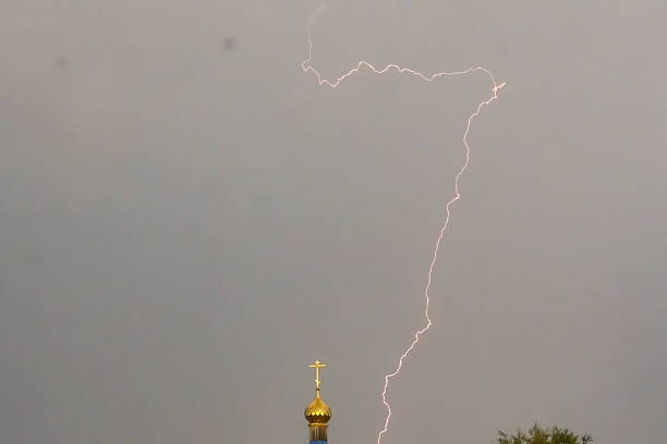 молния во время грозы в небе над куполом и кр - television tower flash стоковые фото и изображения