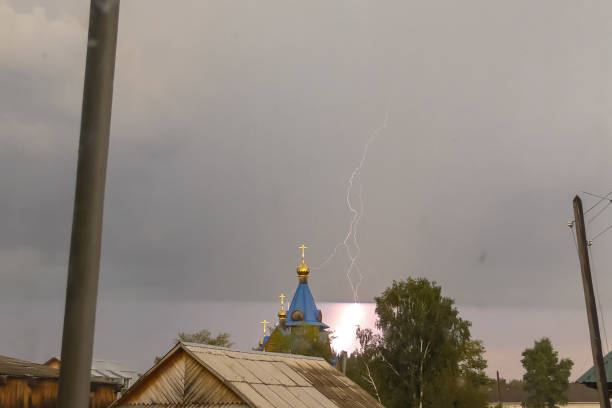 молния во время грозы в небе над куполом и кр - television tower flash стоковые фото и изображения