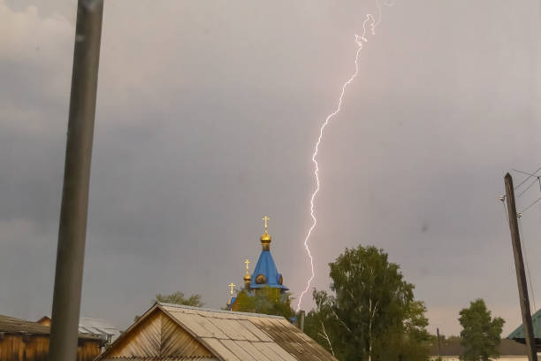 молния во время грозы в небе над куполом и кр - television tower flash стоковые фото и изображения