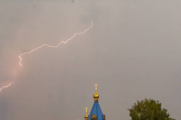 ドームとcrの上の空の雷雨の間に雷 - german culture flash ストックフォトと画像