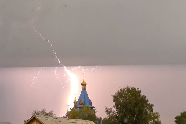 relâmpago durante uma tempestade no céu acima da cúpula e cr - gods rays audio - fotografias e filmes do acervo