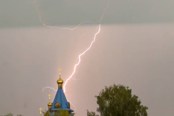 молния во время грозы в небе над куполом и кр - television tower flash стоковые фото и изображения