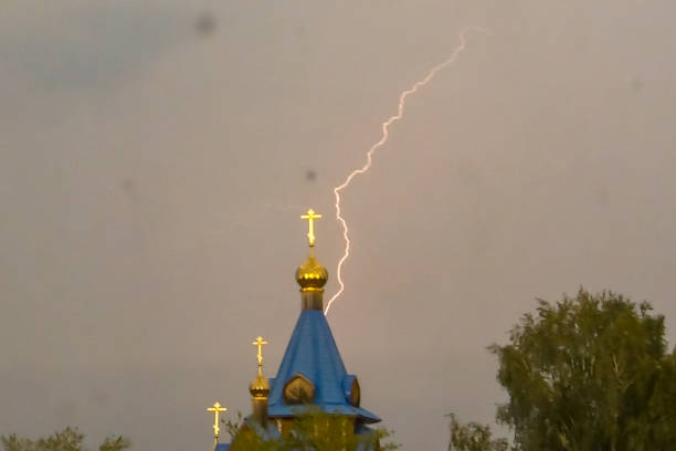 foudre pendant un orage dans le ciel au-dessus du dôme et du cr - gods rays audio photos et images de collection