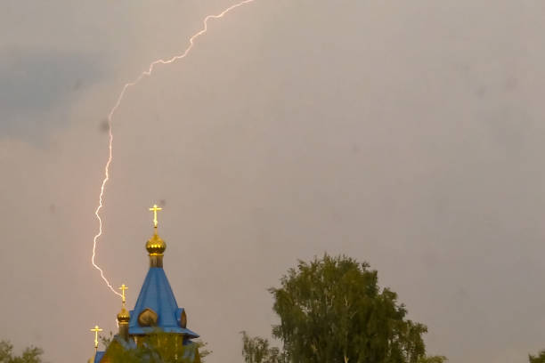 foudre pendant un orage dans le ciel au-dessus du dôme et du cr - gods rays audio photos et images de collection